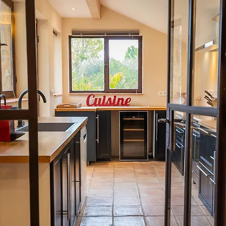 Chateau Les Sacristains Aparthotel 3*